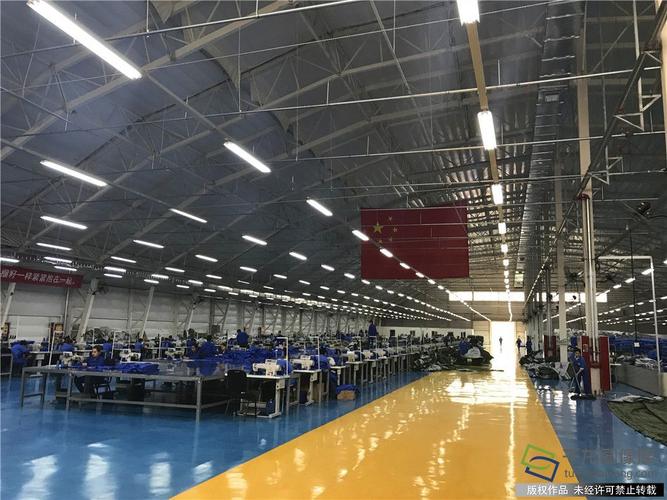 京和纺织科技生产车间中,数百名各族职工正在紧张有序的进行服装加工.